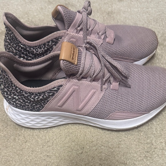 New Balance Women's Mauve and Leopard Sneakers 8.5 - Picture 3 of 5